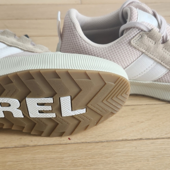 Sorel Pink and Cream Sneakers Minimalist Design - Picture 3 of 6